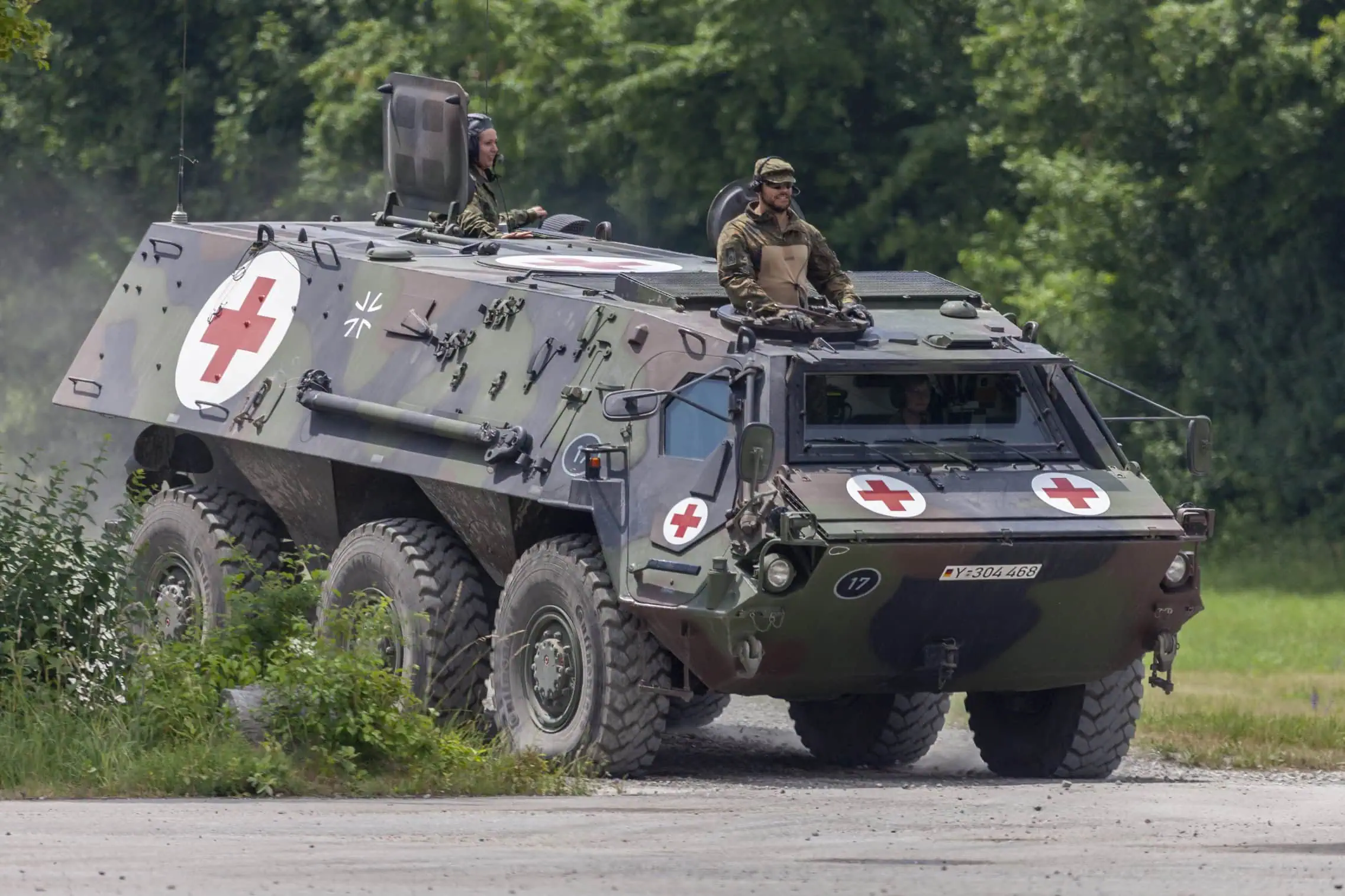 Sanit&auml;tsfahrzeug der Bundeswehr mit Rotkreuz-Kennzeichnung &ndash; Krankenversicherung und Anwartschaft f&uuml;r Soldaten