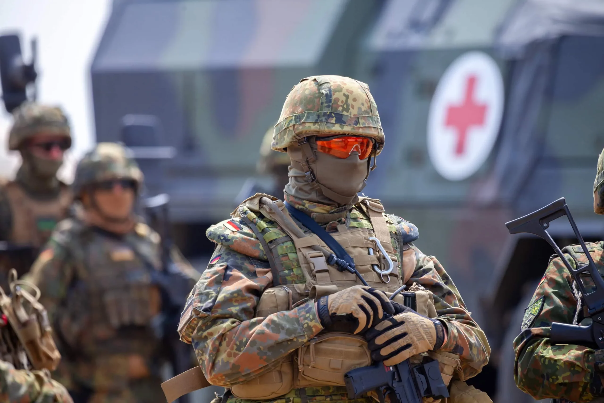 Soldaten vor einem Sanit&auml;tsfahrzeug der Bundeswehr &ndash; Pflegepflichtversicherung f&uuml;r Soldaten
