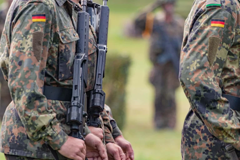 Soldatin der Bundeswehr im Gespräch – Pflegezusatzversicherung für Soldaten