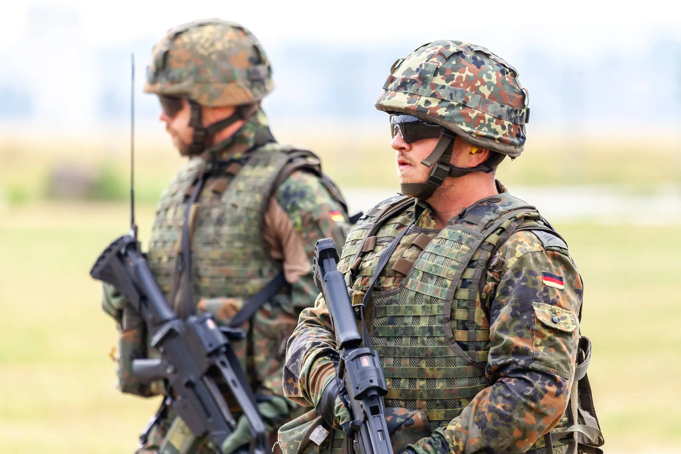 Zwei Bundeswehrsoldaten blicken nach vorn &ndash; langfristiger Verm&ouml;gensaufbau im Soldatenberuf