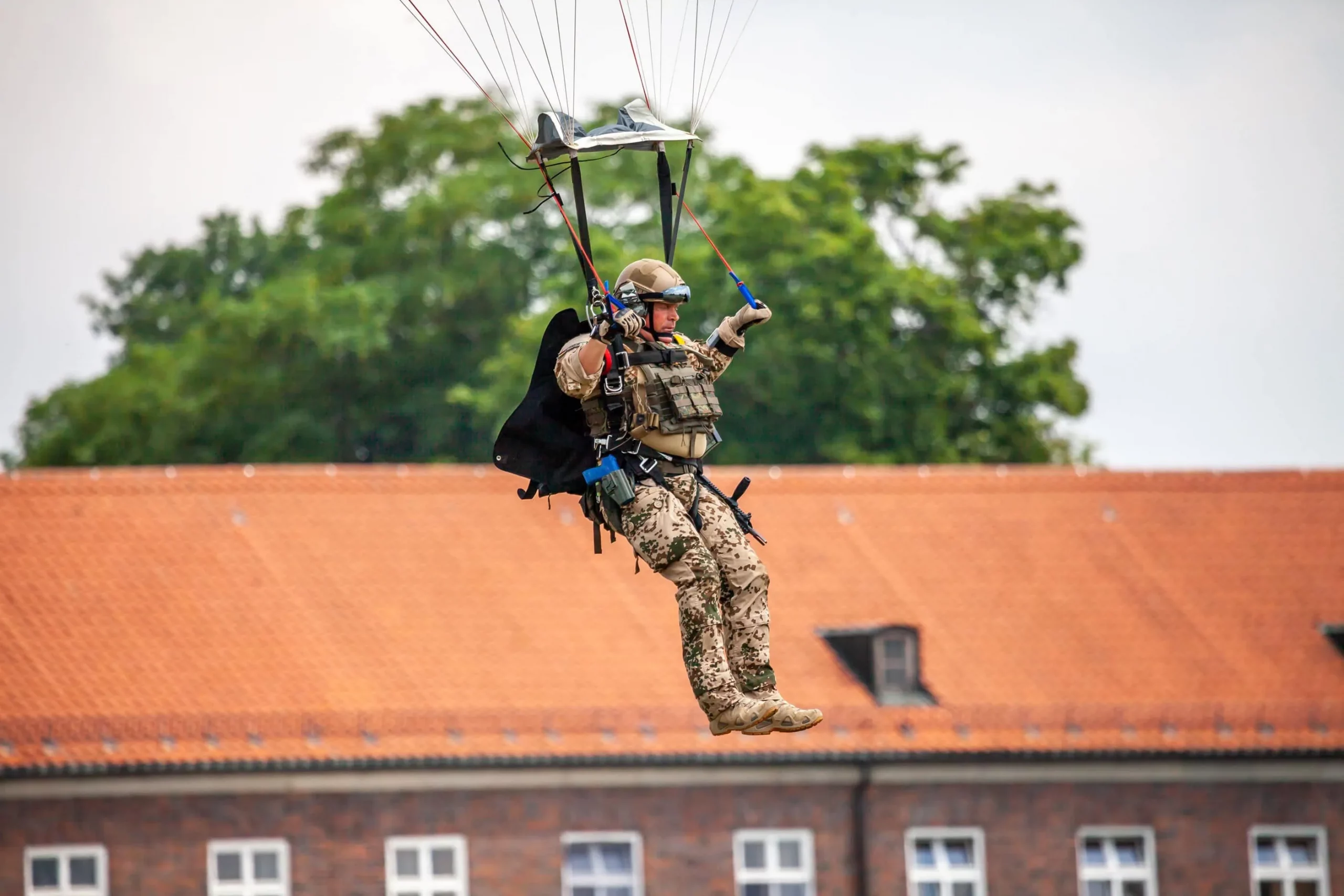 Fallschirmspringer der Bundeswehr im Landeanflug – Vorsorge und Notfallplanung für Soldaten