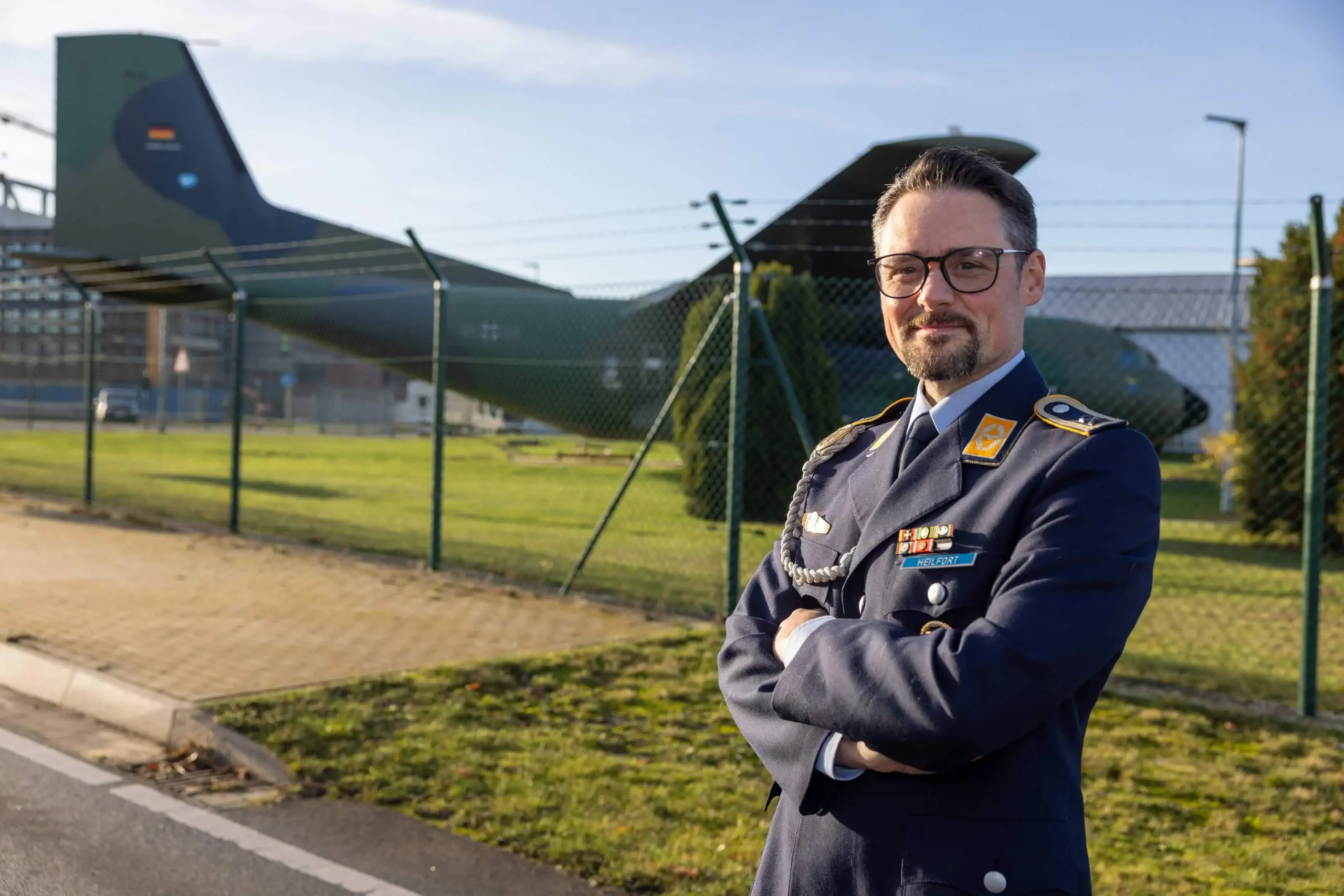 Moritz Heilfort vom paladinum Soldatenservice vor einer Transall